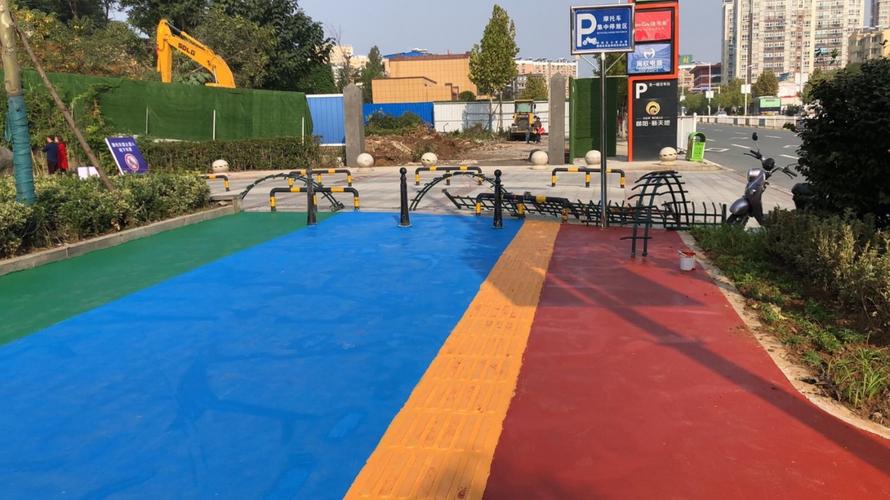 聚合物路面材料在市政與景觀工程中的應用 彩色防滑、現澆盲道與瀝青改色罩面