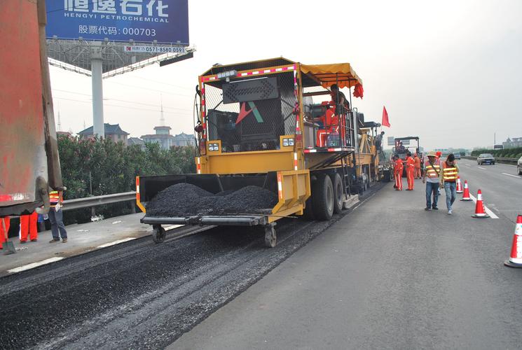 東莞瀝青工程承包價格解析與深圳市路易通交通設(shè)施產(chǎn)品展廳
